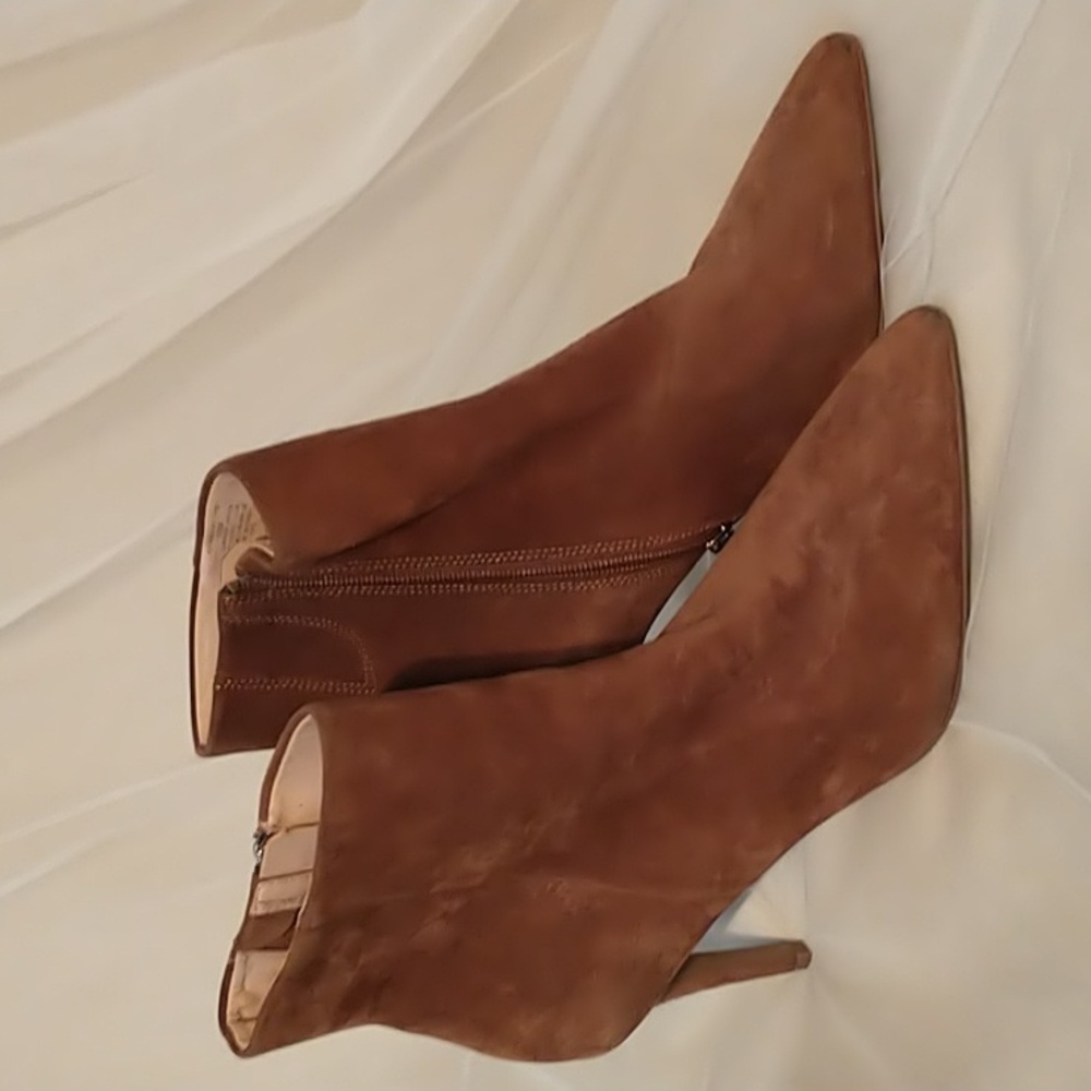 Ankle suede boots
